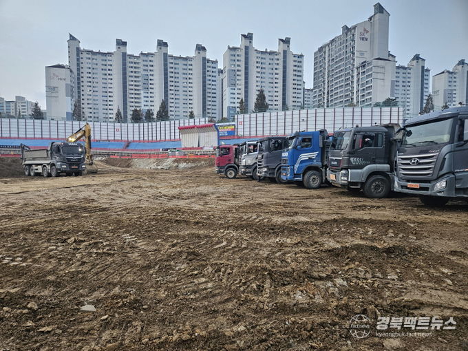 토사운반 대기 중인 진건설(주) 덤프트럭 차량, 진건설(주) 제공