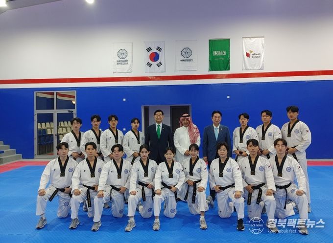 이동섭 국기원장을 비롯한 주요 내빈과 국기원 태권도시범단의 기념 촬영 모습.