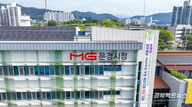 지난 25일 문경시 영순면에 위치한 더문경팜은 문경시에 700만원 상당의 배추 3,000포기(1,000망)를 기탁하며 지역사회에 따뜻한 나눔을 이어갔다.