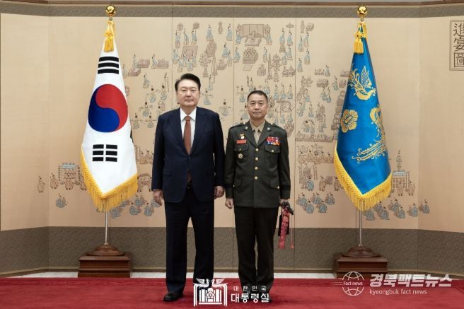 11월 27일 윤석열 대통령은 용산 대통령실에서 주일석 신임 해병대사령관, 강정호 신임 해군 교육사령관, 김경률 신임 해군사관학교장, 손정환 신임 합동참모본부 전략기획본부장, 박기완 신임 공군참모차장, 차준선 신임 공군사관학교장으로부터 중장 진급 및 보직 신고를 받고 삼정검 수치를 수여했다.