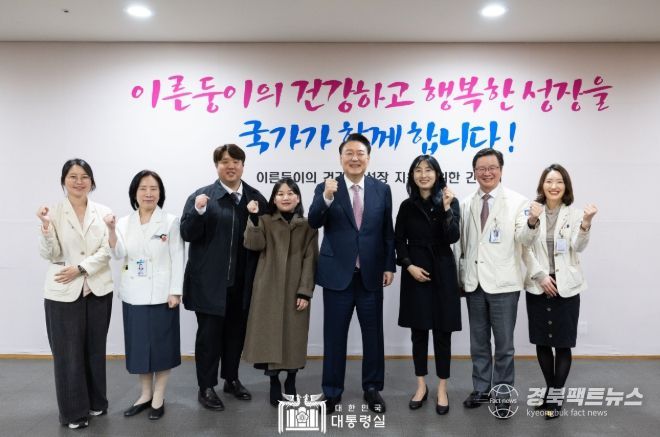 11월 28일 윤석열 대통령은 지난 9월 국내 최초로 자연임신으로 출생한 다섯쌍둥이가 입원해 있는 서울성모병원을 방문했다.