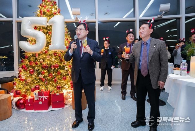 주낙영 시장이 지난 30일 예술의 전당에서 열린 신라문화제 애프터파티에 참석해 건배제의를 하고 있다.