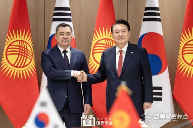 12월 3일 윤석열 대통령은 한국을 공식 방문 중인 「사디르 자파로프(Sadyr Zhaparov)」 키르기즈공화국 대통령과 정상회담을 갖고, 양국 간 협력 증진 방안과 러북 군사협력을 비롯한 지역 및 국제 정세에 대해 폭넓은 의견을 교환했다.
