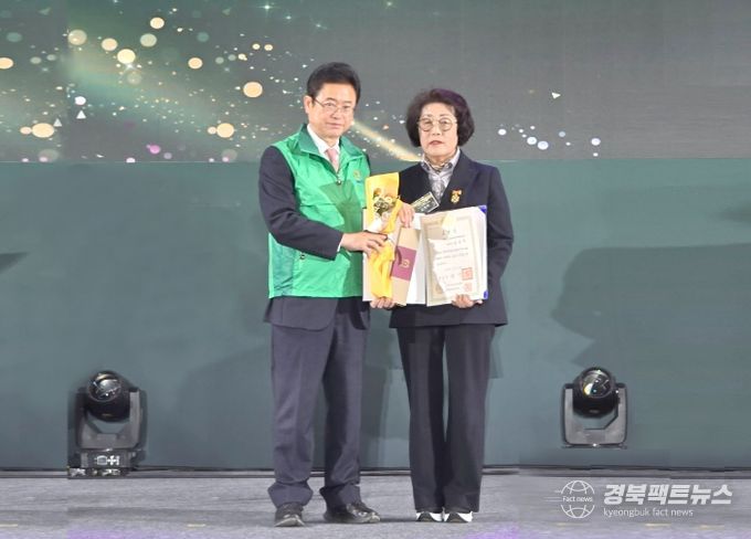 경상북도새마을지도자대회에서 대통령표창 외 다수 수상