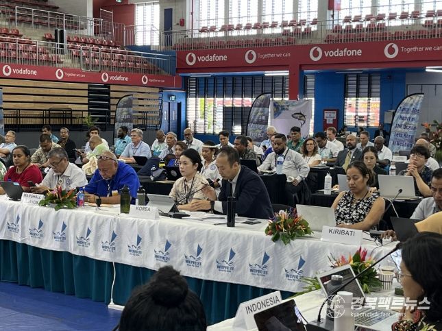 중서부태평양수산위원회(WCPFC) 제21차 연례회의에서 우리측 수석대표로서 발언중인 해양수산부 김명진 국제협력정책관