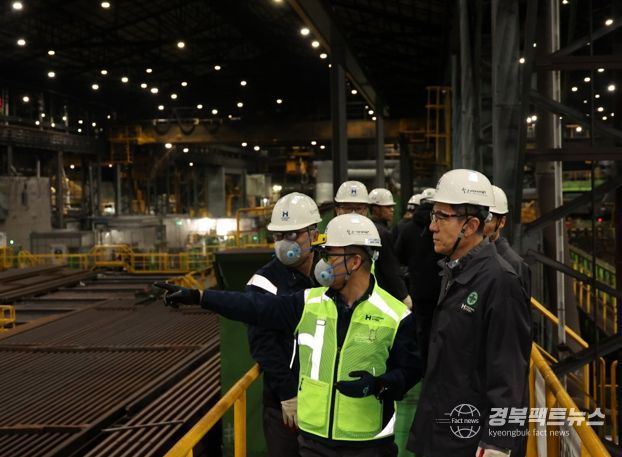 사진. 지난 4일 이강덕 포항시장이 현대제철 1공장을 방문해 현장을 둘러보고 있다.