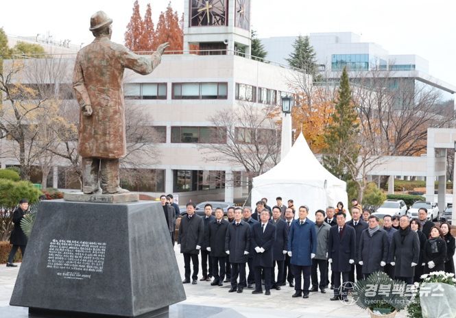 포항시는 지난 13일 故 청암 박태준 포스코 명예회장 서거 13주기를 맞아 포스텍 노벨동산에서 추모행사를 가졌다. 사진2. 이강덕 포항시장이 헌화하고 있다.