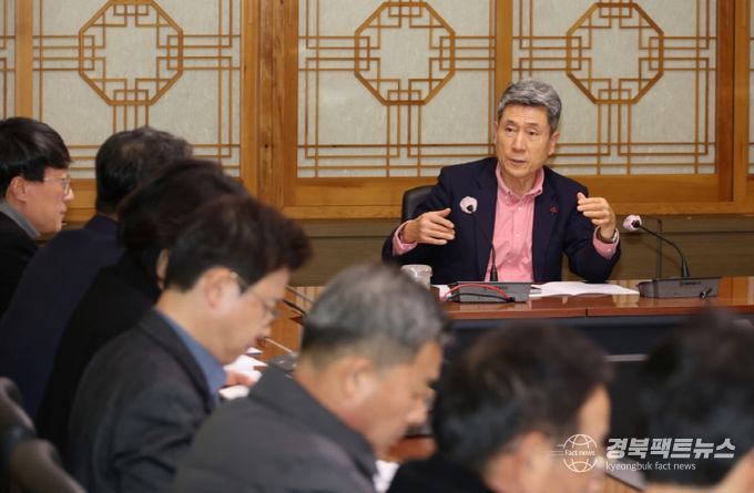 포항시는 14일 시청 중회의실에서 이강덕 시장 주재로 민생경제와 지역사회 안정을 위한 긴급회의를 개최했다.