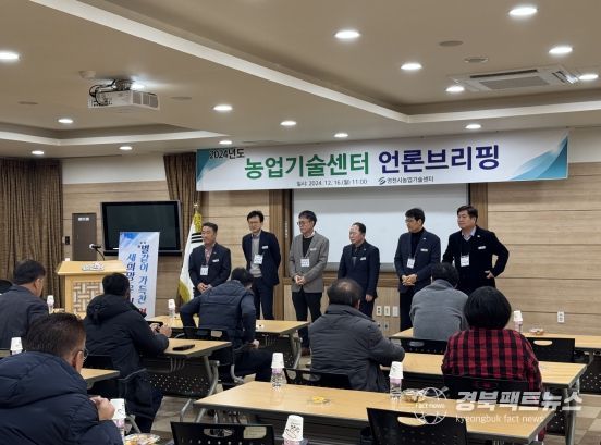 최기문 영천시장과 직원들이 16일 시장실에서 국무총리 표창 전수식을 가졌다.