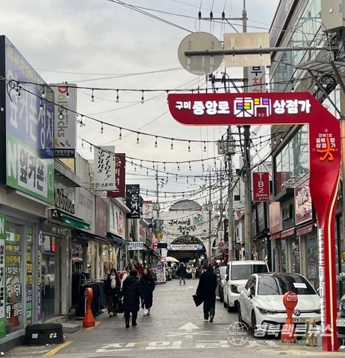 빛과 마크로 물든 골목길