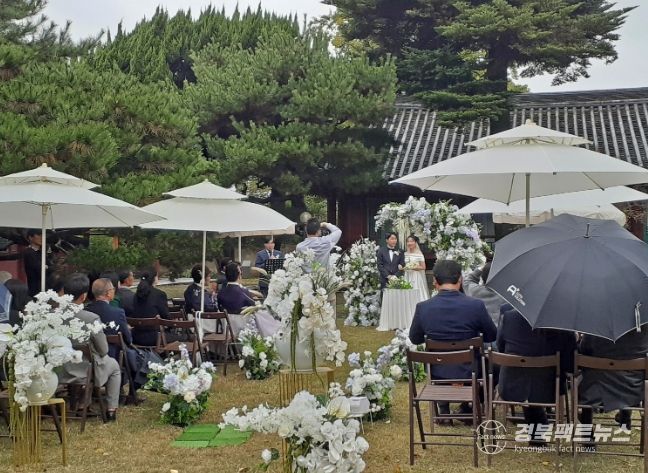 지난해 11월 경주문화원에서 열린 ‘행복 결혼식’ 1호 커플 모습