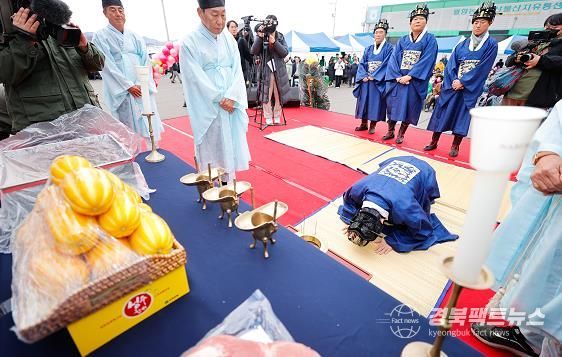 황금빛“성주참외”올해 첫 출하, 명품과일 시작 알리다.