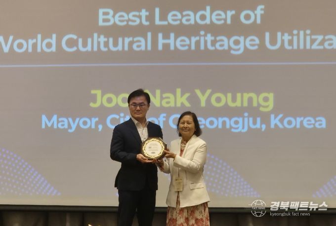 현지 시간 16일 송호준(사진 좌측) 경주부시장이 태국 핏사눌록에서 열린 시상식에서 ‘세계유산활용 베스트 리더상’을 대리 수상한 후 아마라 스리수찻 태국 문화부 선임 자문위원과 기념 촬영을 하고 있다.