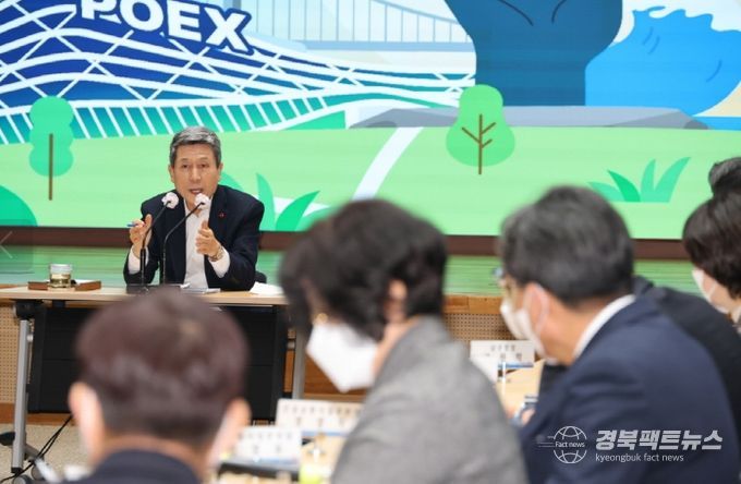 이강덕 포항시장이 4일 확대간부회의를 주재하며 혁신과 협업을 바탕으로 포항이 세계적으로 앞서나가는 경쟁력을 가진 도시로 도약할 수 있도록 맡은 바 업무에 매진해줄 것을 당부하고 있다.