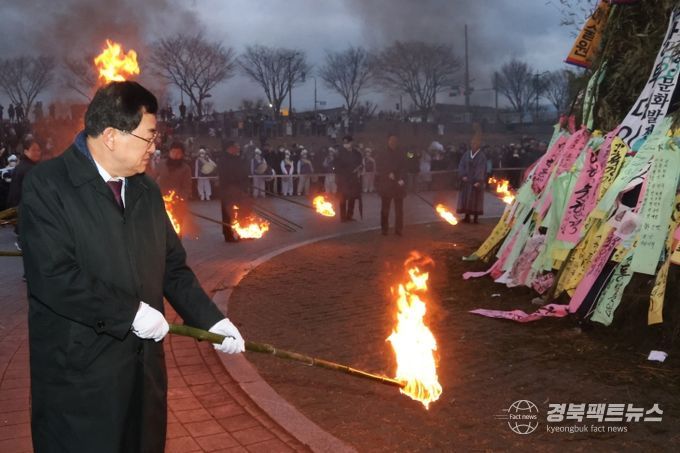 주낙영 시장이 경주 서천둔치에서 열린 정월대보름 달집 태우기 행사에 참여하고 있다.