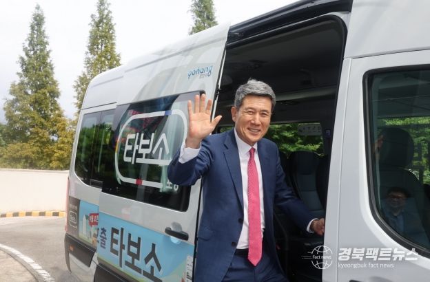 지난해 9월 포항 체인지업그라운드에서 개최한 공공형 택시호출 타보소 택시의 론칭 시연회에서 시승식을 하고 있는 이강덕 포항시장.