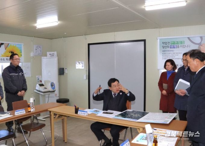 주낙영 시장이 24일 상수도 확충사업 현장 사무실을 방문해 관계자들로부터 사업 현황을 청취하고 있다