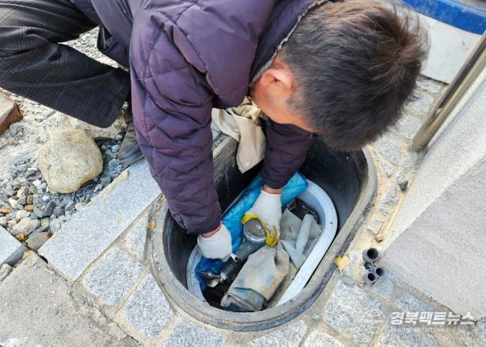 경주시가 내구연한이 경과 된 노후 계량기를 순차적으로 교체하고 있다.
