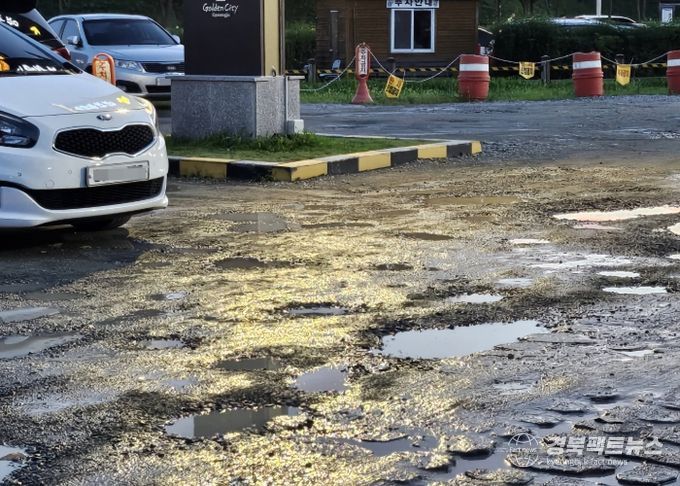 동궁과 월지 임시주차장, 우천 시 곳곳에 물이 고이는 모습