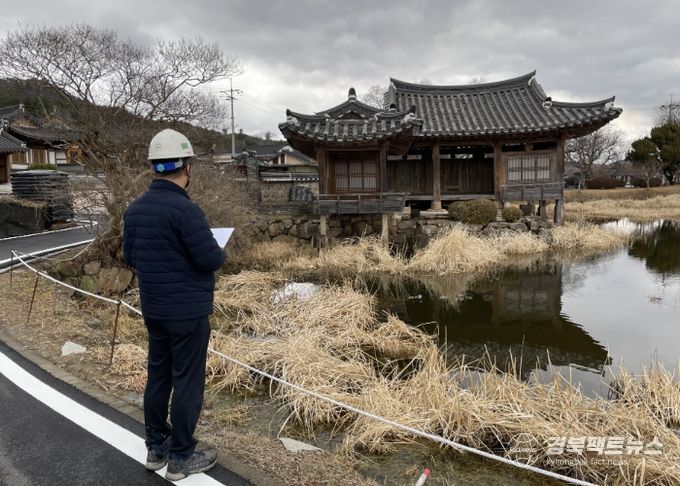점검반이 이달 5일 서출지 등 국가유산 시설을 점검하고 있다.