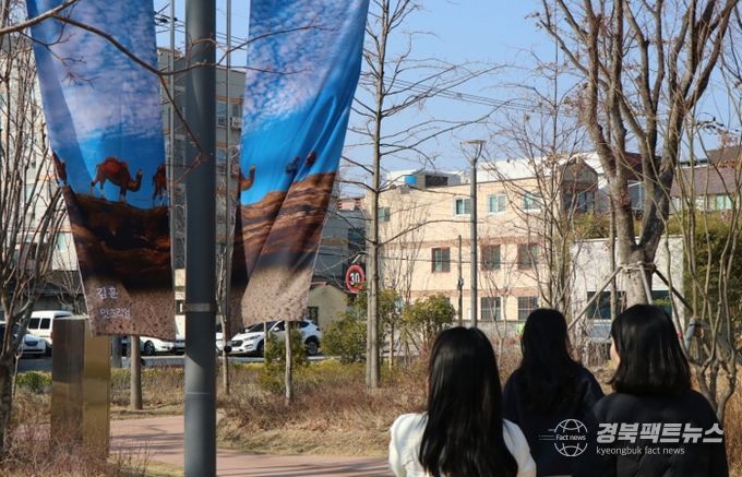 지난 20일부터 포항시 북구청·문화예술팩토리 도시숲 일원에서 열린 포항문화예술지원사업 성과공유전 ‘바람타고, 예술’의 전시 사진.