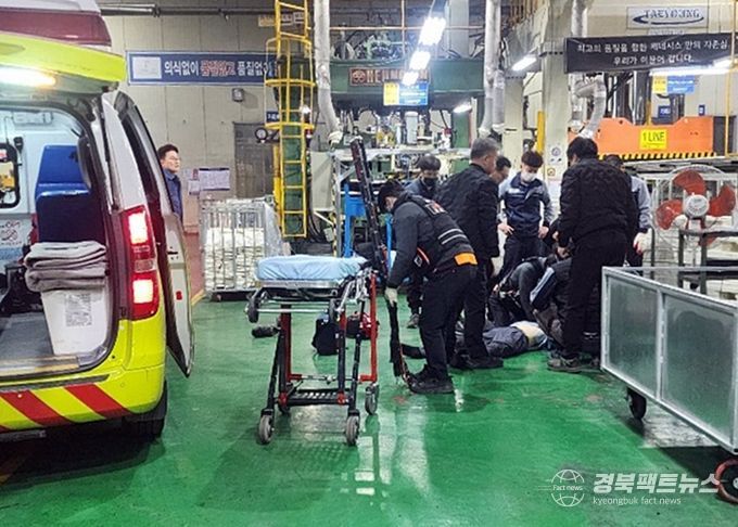 “숨이 멈춘 동료를 살려낸 그 순간”… 지난 15일 이른 오전 경주시 안강읍의 한 자동차 부품공장에서 방범대장 김일용 씨가 쓰러진 직장 동료에게 심폐소생술을 시행하고 있다.