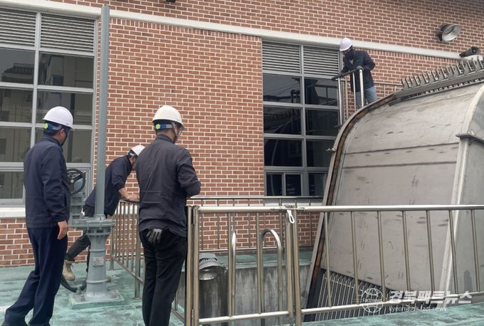 경주시 생활하수과 직원들이 지난 27일 성건 1‧2배수펌프장 설비를 점검하고 있다.