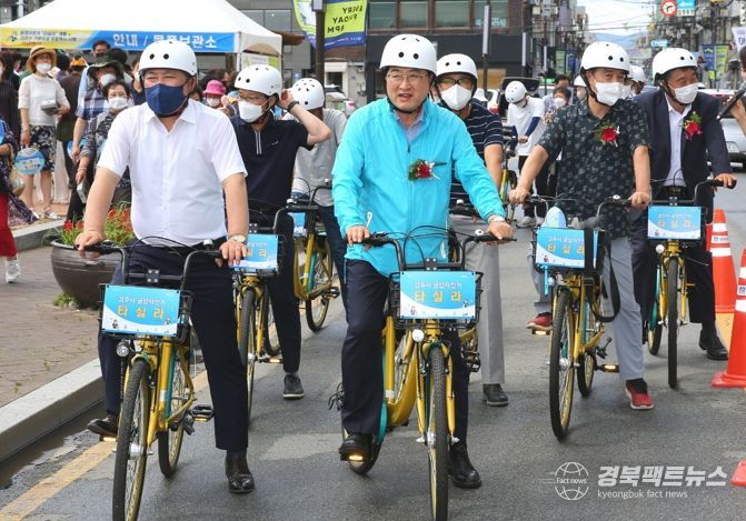 경주시 공영자전거 ‘타실라’ 이용 활성화를 위한 캠페인 행사에서 주낙영 경주시장(가운데)이 시민들과 함께 자전거를 시승하고 있다.
