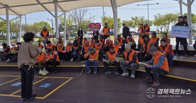 경북 영천시는 16일 영천시 귀농·귀촌연합회가 진행한 플로깅 활동 현장에서 회원들을 대상으로 고향사랑기부제를 홍보했다.