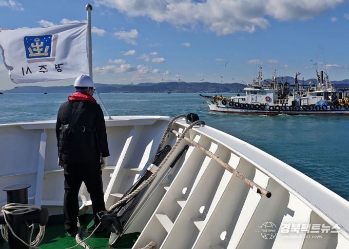 경주시 해양복합행정선 ‘문무대왕호’가 해수면 불법어업 특별단속에 나선 가운데, 단속 요원이 인근 어선을 주시하고 있다. 경주시는 5월 한 달간 주요 항·포구를 중심으로 관계기관과 합동 단속을 실시할 예정이다.