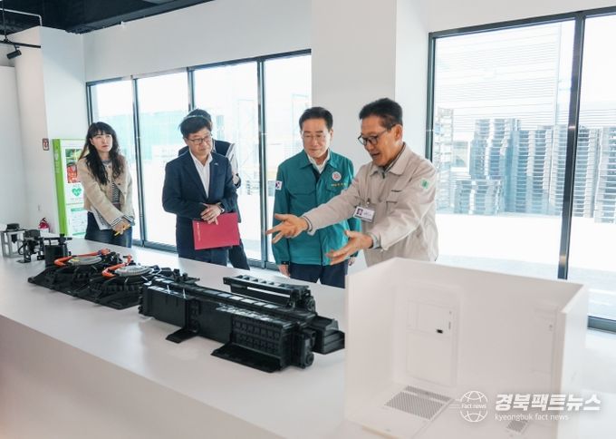 최기문 영천시장은 25일 영천첨단부품소재산업지구에 소재한 ㈜한중엔시에스를 방문해 민생경제 회복을 위한 소비 촉진 캠페인 동참을 요청하고, 생산 현장을 견학했다.