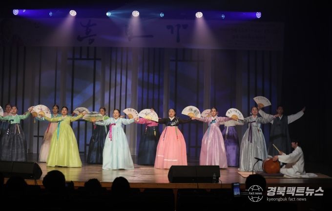 14일 오후 경북 경주 서라벌문화회관에서 열린 판소리 ‘흥보가’ 기획 공연에서 정순임 명창의 전수생들이 부채춤과 함께 합동 무대를 선보이고 있다.