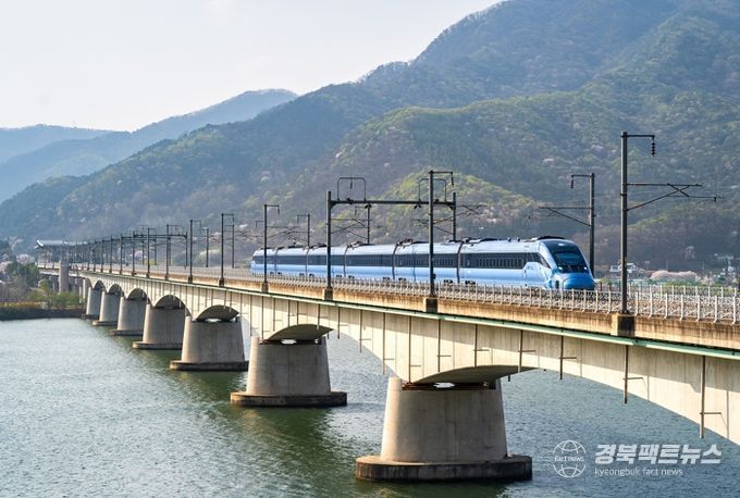 강을 가로지르는 고속열차. 경주역 KTX·SRT 정차 횟수는 여전히 제한적이지만, 이용 수요는 해마다 증가하고 있다.