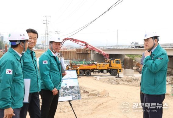 주낙영 경주시장이 2025 APEC 정상회의를 앞두고 기반시설 정비사업 현장을 찾아 공사 추진 상황을 점검하고 있다.