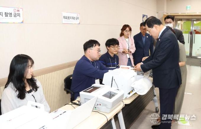 주낙영 경주시장이 28일, 제21대 대통령선거 사전투표를 하루 앞두고 동천동 사전투표소를 방문해 현장 점검을 실시했다