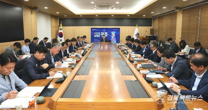 2일 경주시청 영상회의실에서 열린 국소본부장회의에서 주낙영 시장이 대통령선거 당일에도 공정한 선거 관리를 위해 전 부서가 협력 체계를 유지해 줄 것을 주문하고 있다.