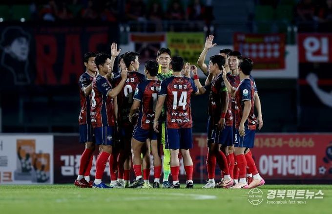 6월 14일 포항전 홈경기에서 김천상무 선수들이 파이팅을 외치고 있다