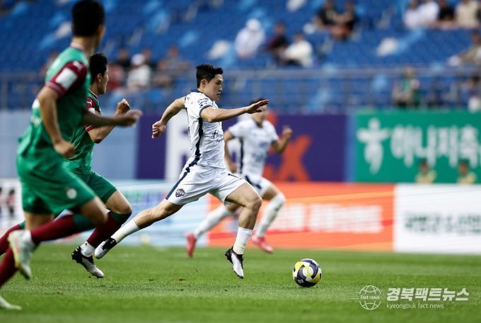 대전 원정에서 김천상무 이동경이 드리블을 하고 있다.