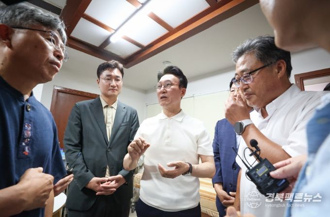 김민석 국무총리가 9일 대전 동구 쪽방 상담소를 방문, 시설을 둘러보고 현황 설명을 들은 뒤 여름철 폭염 대비 당부의 말을 하고 있다.(국무조정실)