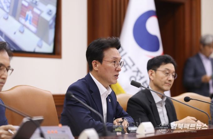 김민석 국무총리가 10일 세종대로 정부서울청사에서 열린 국정현안관계장관회의를 주재, 모두발언을 하고 있다.(국무조정실)
