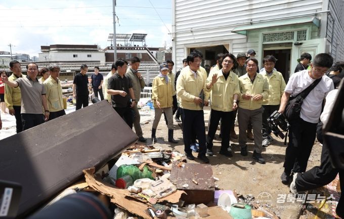 김민석 국무총리가 20일 광주 북구 신안교 일대를 찾아 침수 피해 현장을 점검하고 있다.