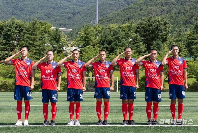 7월 24일 김천상무 11기 신병 선수 7명이 유니폼을 입고 단체사진을 찍고 있다.