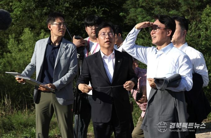 김민석 국무총리가 25일 세종 국회의사당 부지를 방문, 현황을 보고 받고 현장을 점검하고 있다.