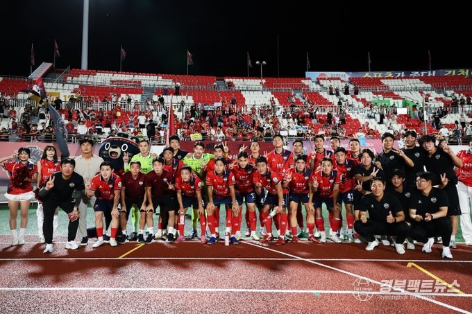 7월 26일 제주전 홈경기에서 김천상무 선수단이 승리샷을 찍고 있다.