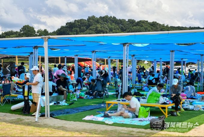 휴식존에 빈공간이 없을만큼 많은 시민들이 축제장을 방문했다