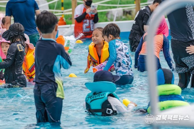 지난해 영주 시원축제장에서 아이들이 물놀이를 즐기고 있다.