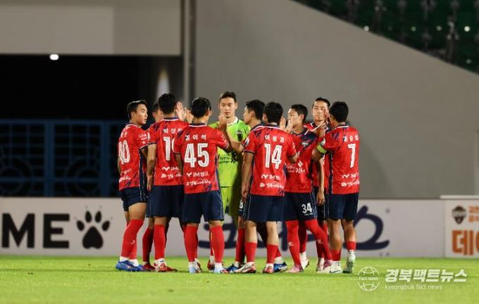 7월 26일 제주전에서 김천상무 선수들이 파이팅을 하고 있다