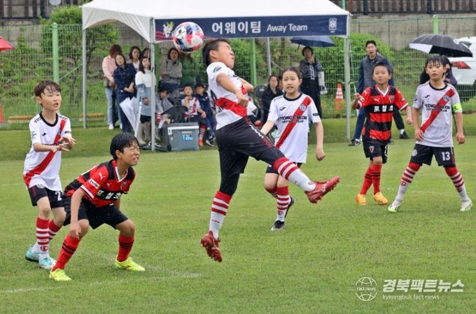 지난해 열린 화랑대기 전국 유소년 축구대회에서 참가 선수들이 무더위와 빗속에서도 치열한 경합을 펼치고 있다.