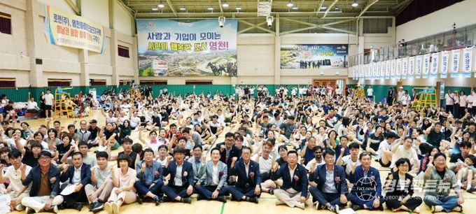 지난 7일 생활체육관에서 열린 제16회 스타영천 오픈 배드민턴대회 개회식에서 참가자와 내빈들이 함께 파이팅을 외치고 있다.