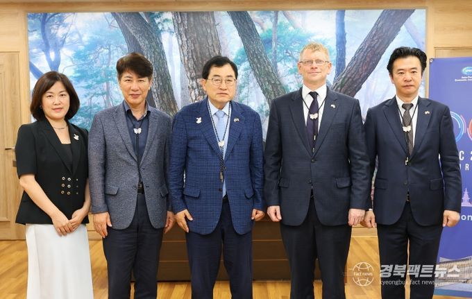 8일 경주시청 시장실에서 열린 접견에서 주낙영 경주시장(왼쪽 세 번째)과 듀이 무어 주부산미국영사관 수석영사(네 번째)가 기념촬영을 하고 있다.